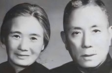 各学校校花女儿刚刚夭折丈夫就迷上貌美校花妻子成全他却牵挂妻子一生