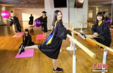 拍写真学士服,学士服写真，记录校园时光的美好瞬间