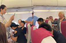 乘务员小姐姐帮忙抱孩子,抱娃神器，传递旅途温情